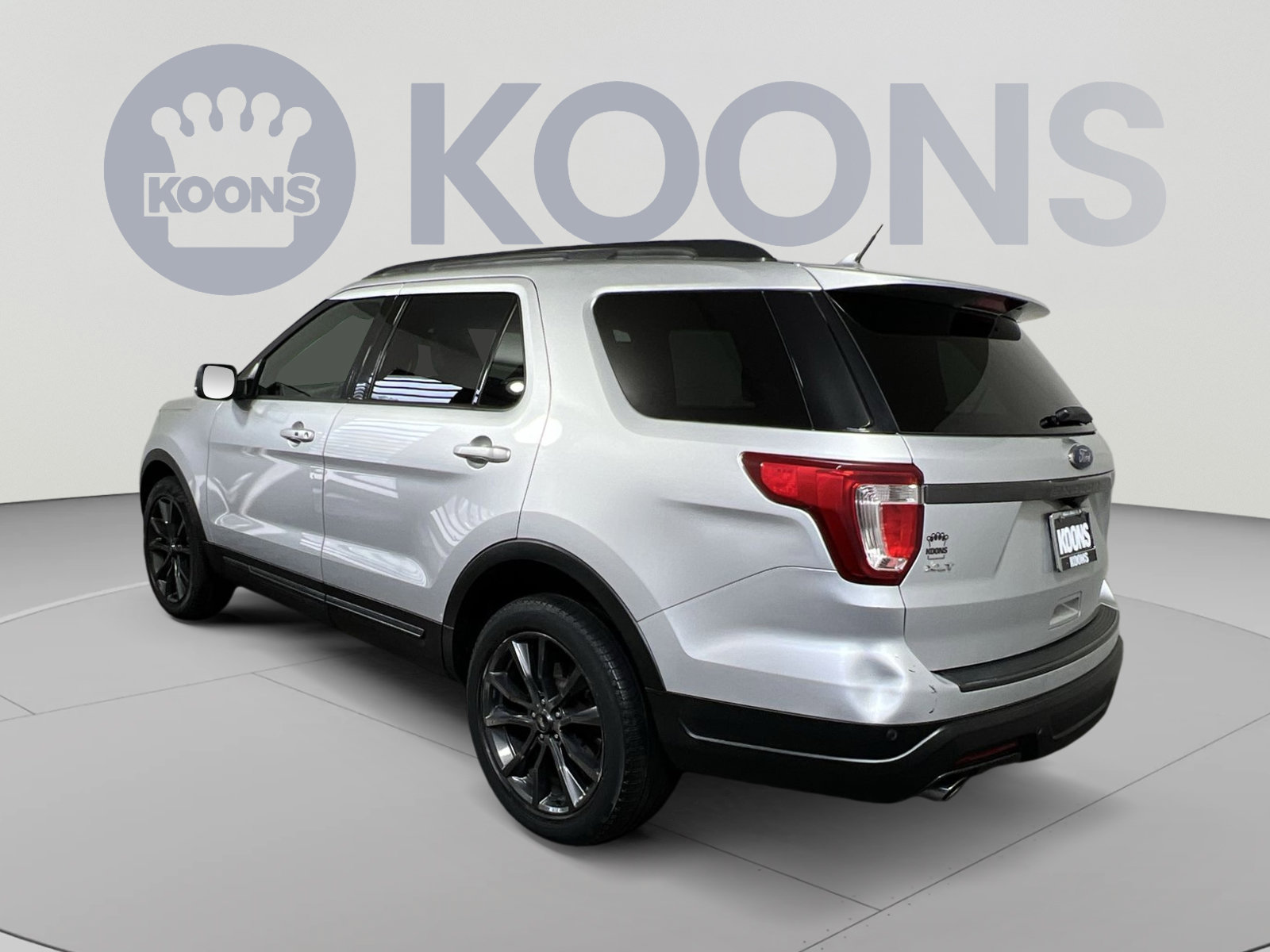 Used 2018 Ford Explorer XLT w/ Equipment Group 202A AWD/4WD image 8