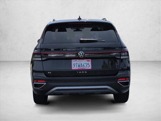 Used 2025 Volkswagen Taos SE w/ Panoramic Sunroof Package FWD image 7