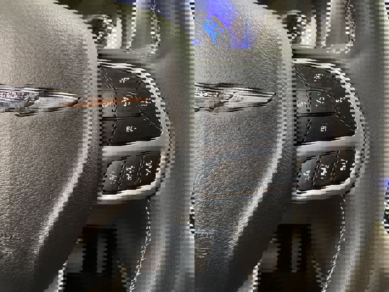 Used 2023 Chrysler Pacifica Touring-L image 22