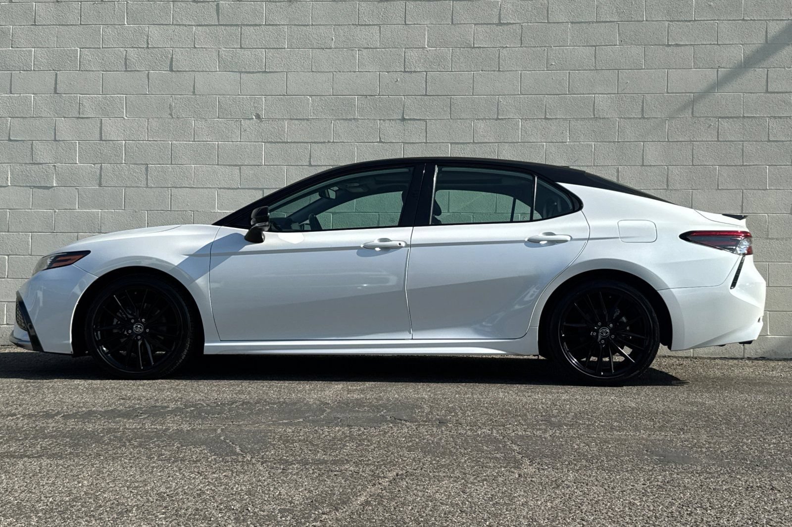 Used 2022 Toyota Camry XSE FWD image 7