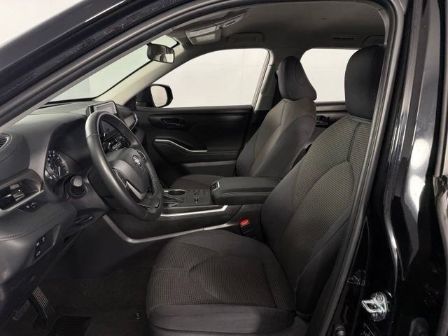 Used 2025 Toyota Highlander LE FWD image 14