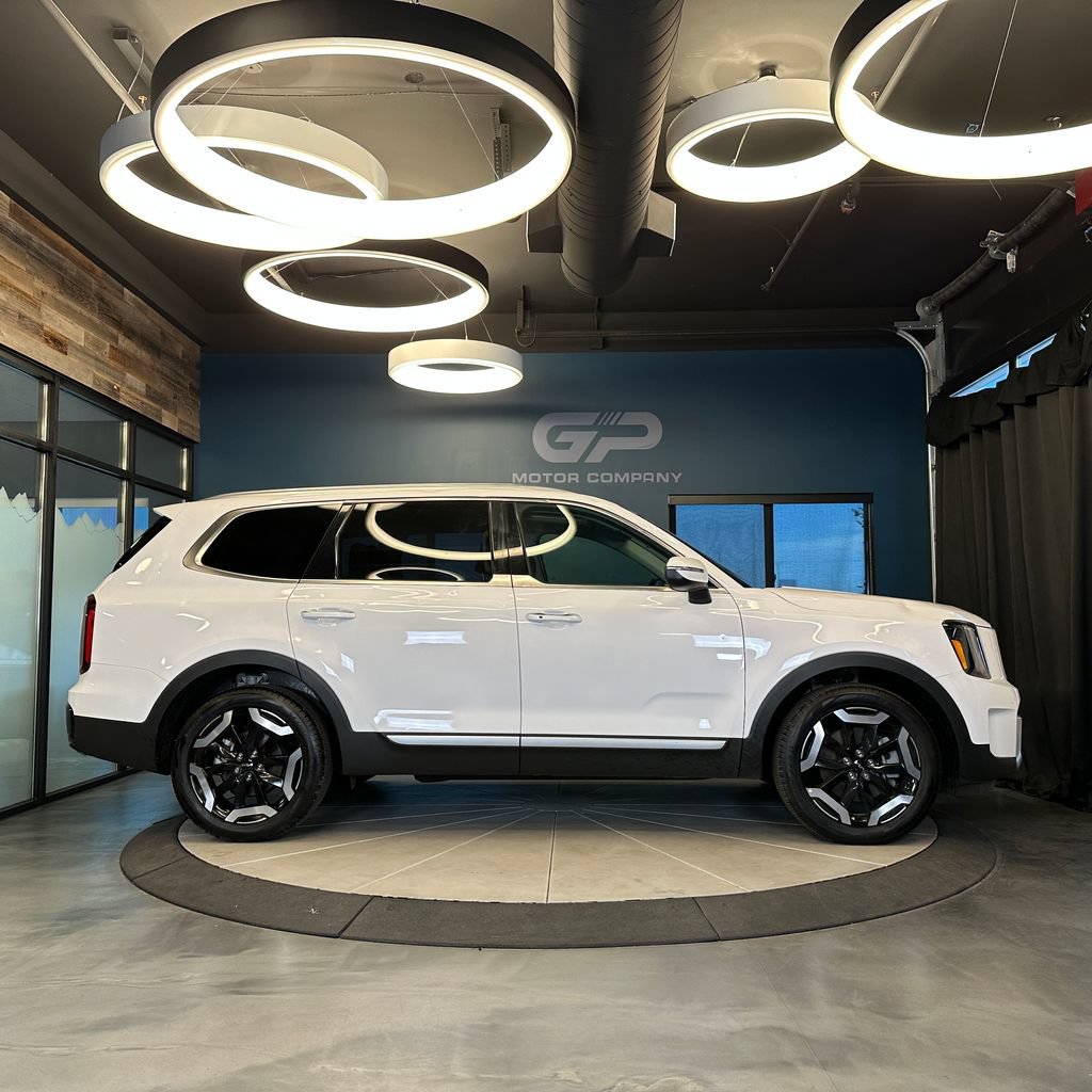 Used 2025 Kia Telluride S AWD/4WD image 2