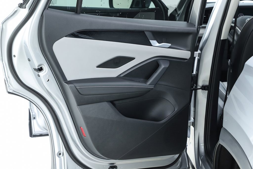 New 2026 Volkswagen Tiguan SE FWD image 17