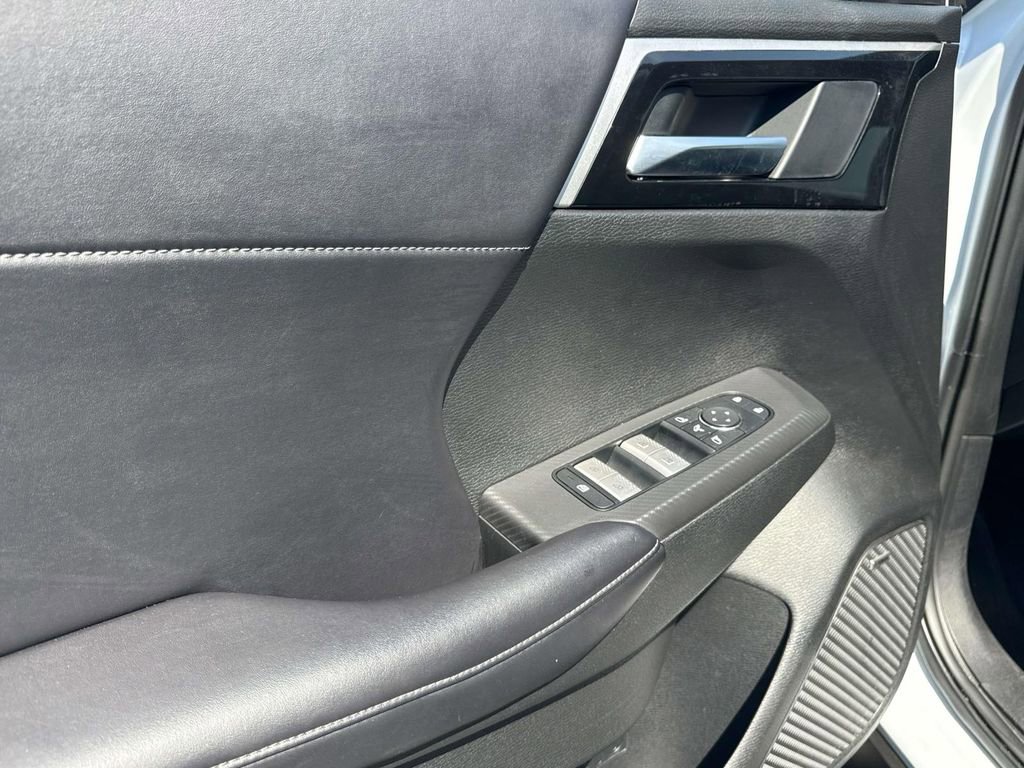 Used 2025 Mitsubishi Outlander SE image 12