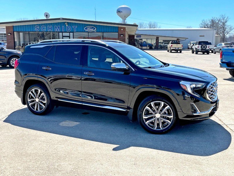 Used 2020 GMC Terrain Denali w/ Denali Premium Package FWD image 3