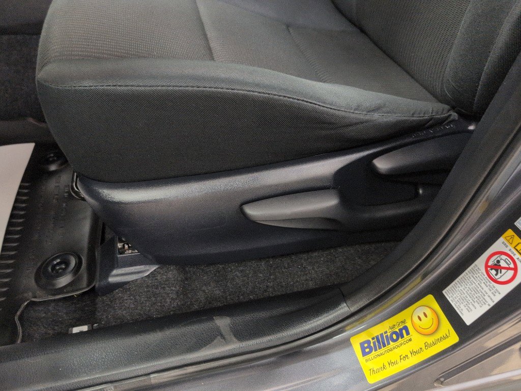 Used 2018 Toyota RAV4 LE image 8