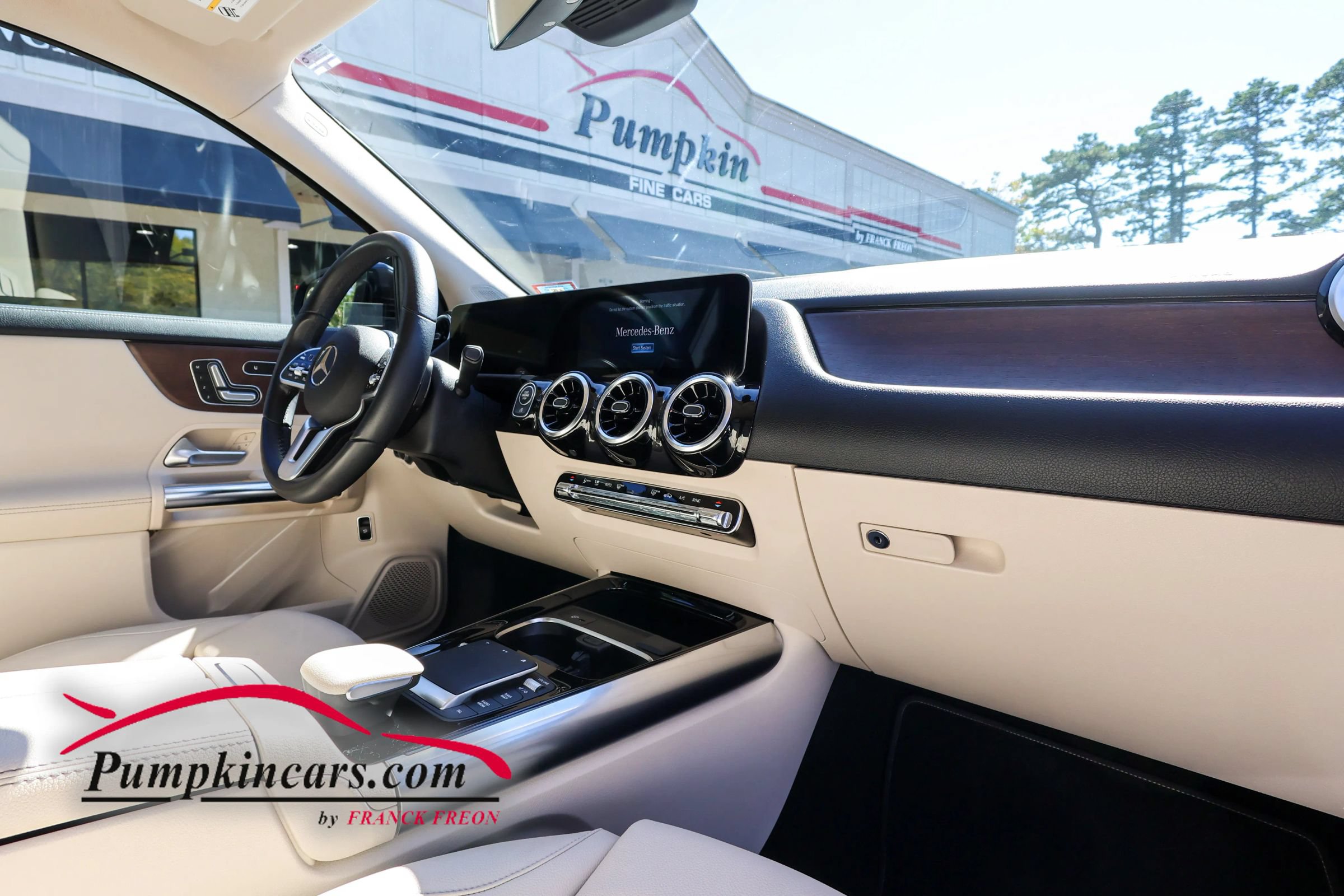 Used 2021 Mercedes-Benz GLA 250 4MATIC w/ Premium Package image 24
