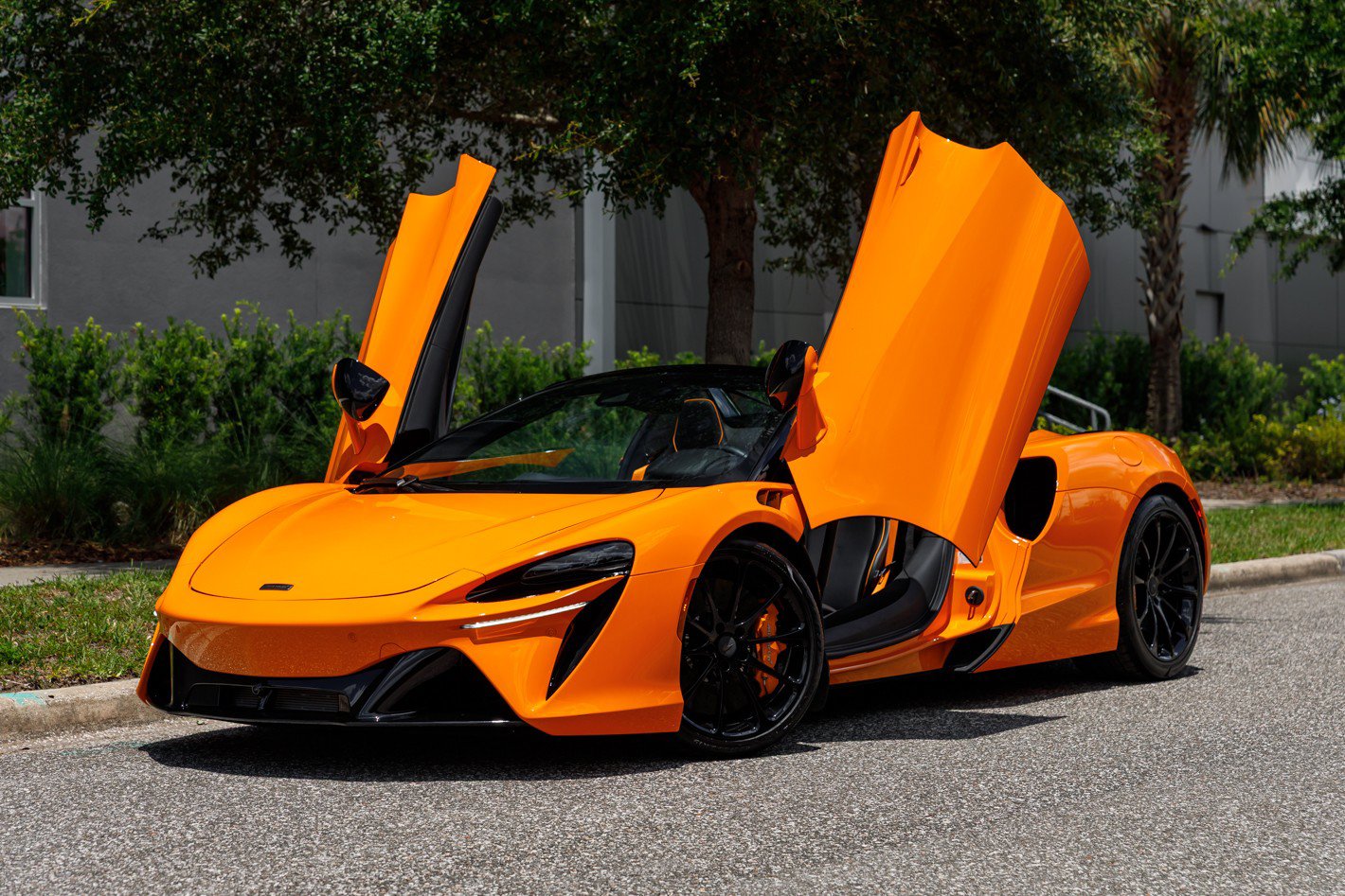 Used 2025 McLaren Artura Spider RWD image 32