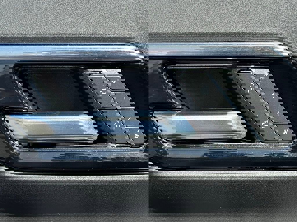 Used 2025 Chevrolet Suburban Premier image 18