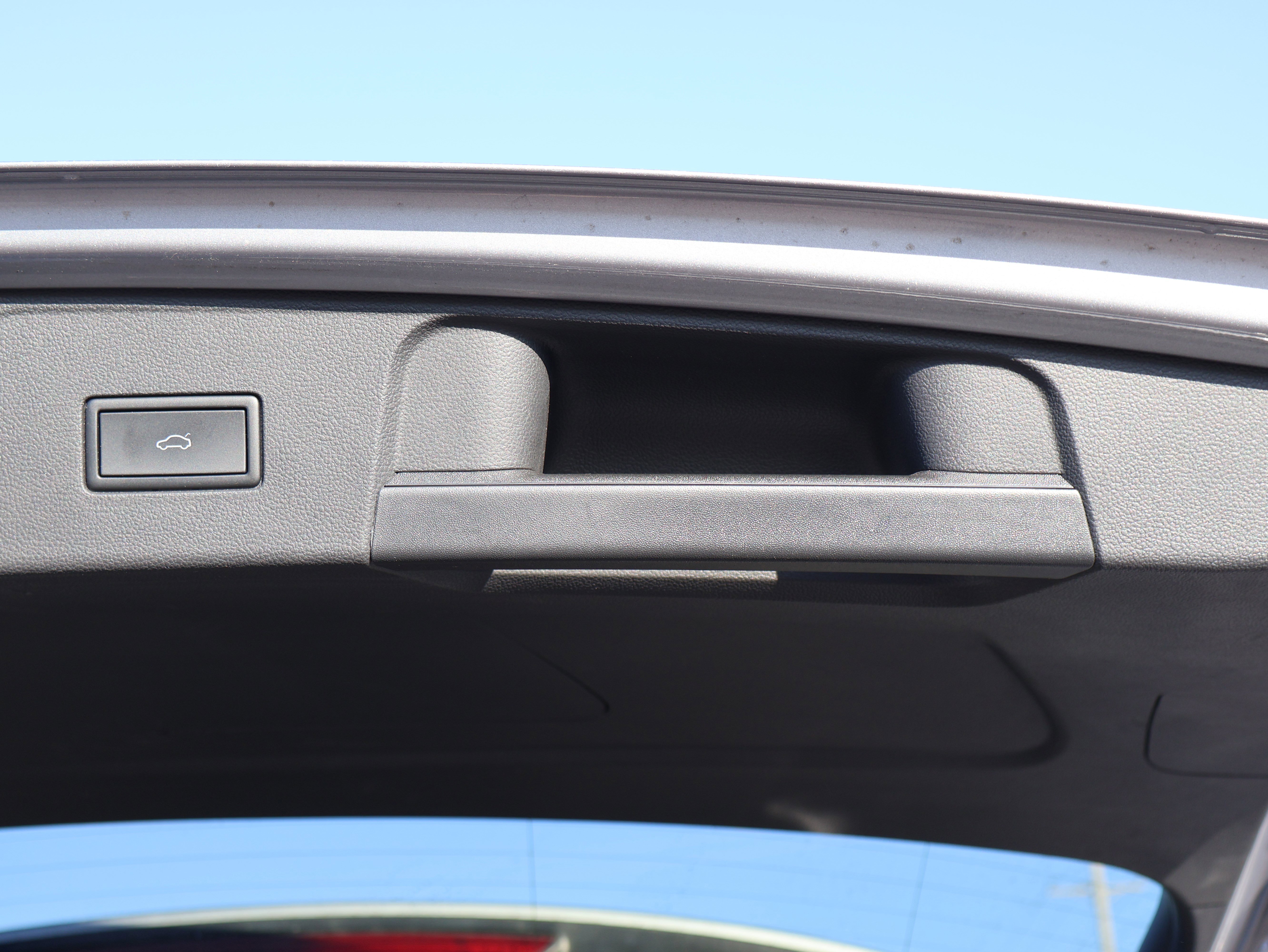 Used 2024 Volkswagen Atlas SE image 13