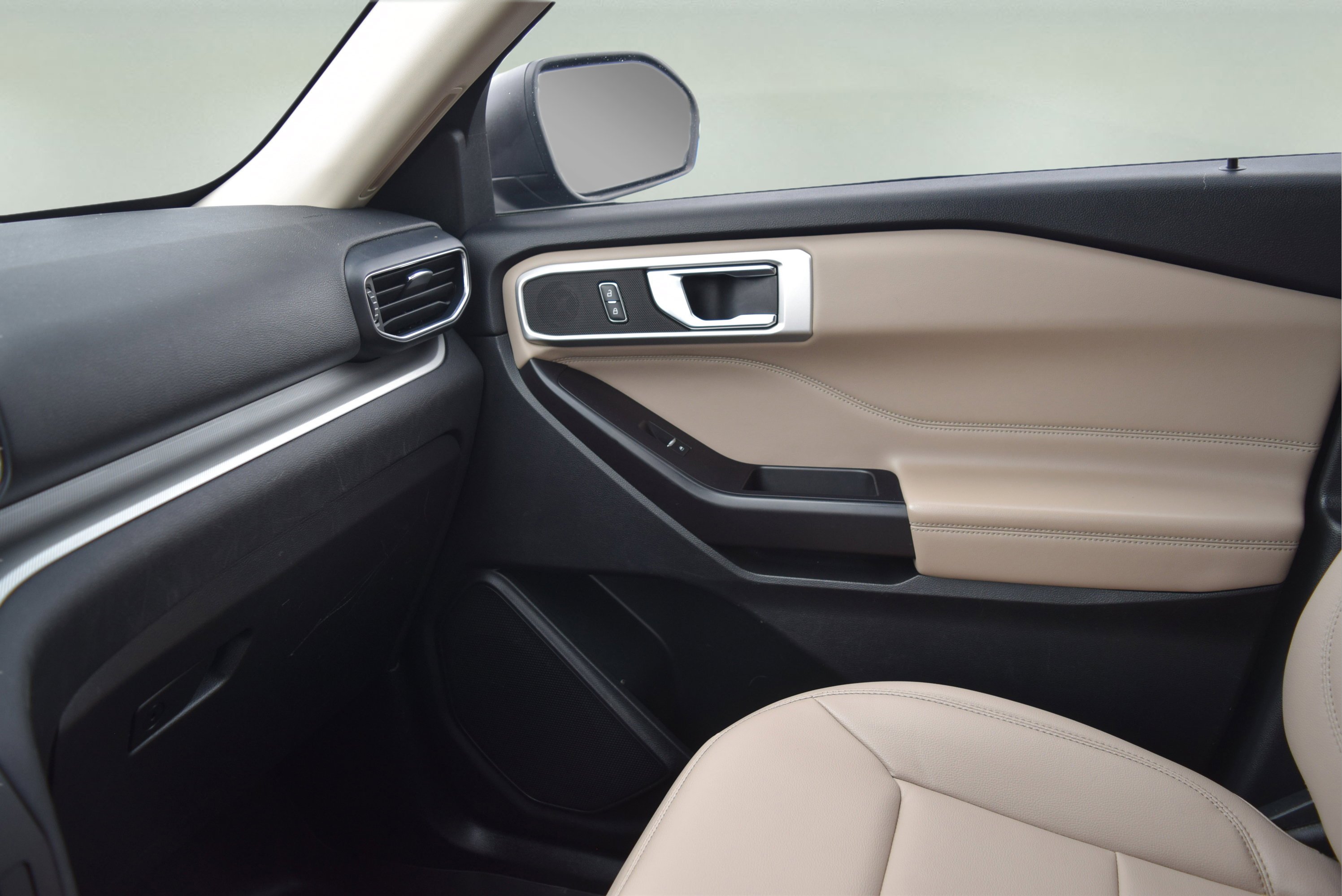 Used 2020 Ford Explorer XLT w/ Equipment Group 202A image 16