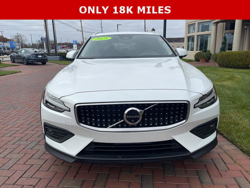 Used 2025 Volvo V60 B5 Cross Country Plus image 3