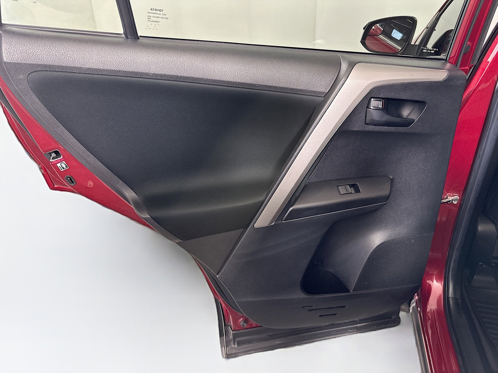 Used 2018 Toyota RAV4 LE w/ Carpet Mat Package image 24