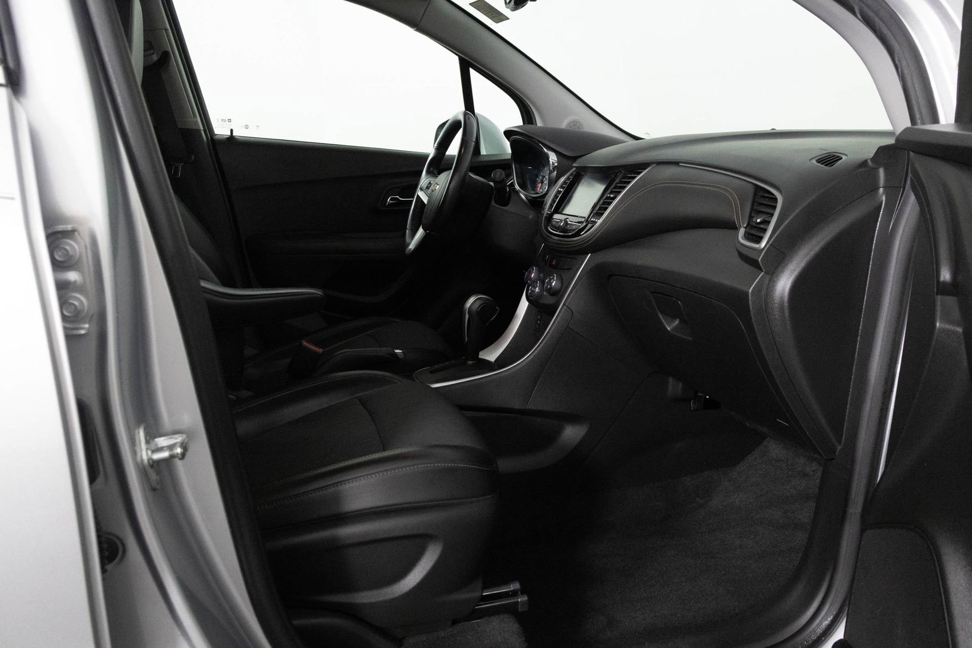 Used 2017 Chevrolet Trax LT w/ LT Convenience Package image 26