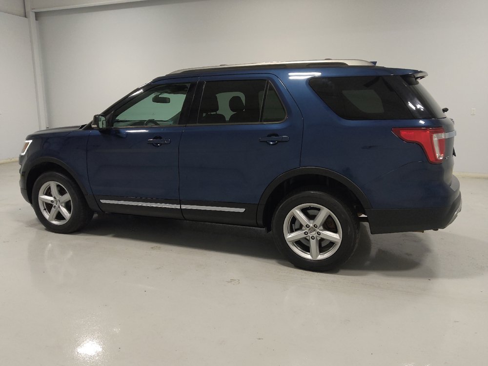 Used 2017 Ford Explorer XLT w/ Equipment Group 202A AWD/4WD image 3
