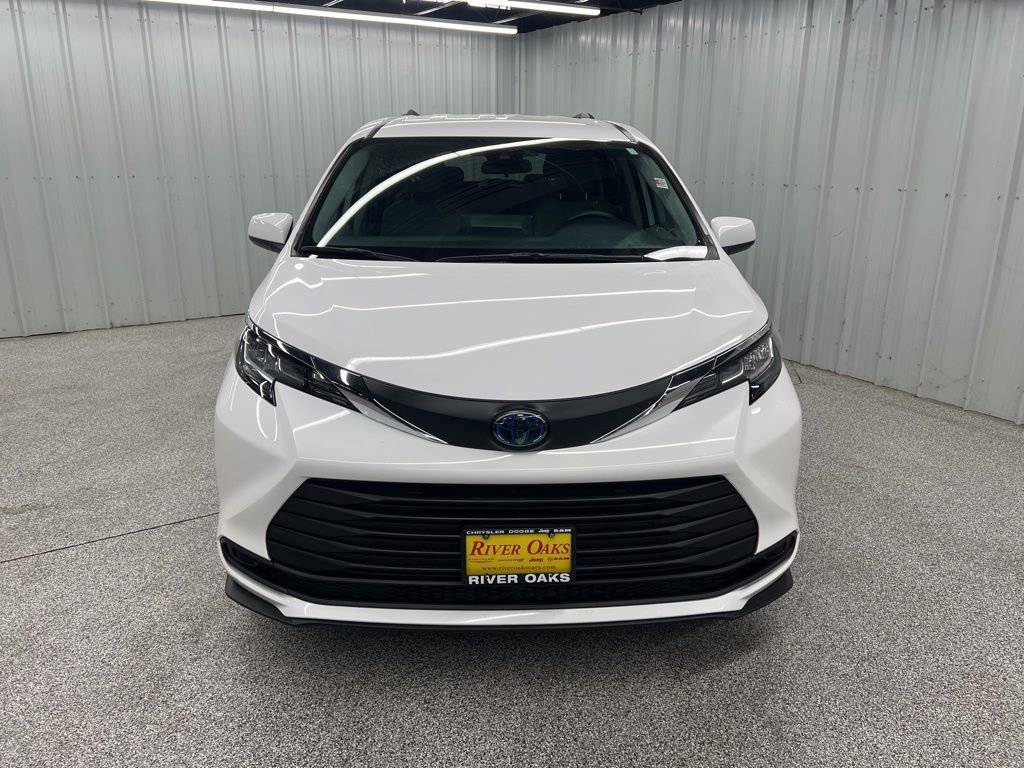 Used 2021 Toyota Sienna LE image 2