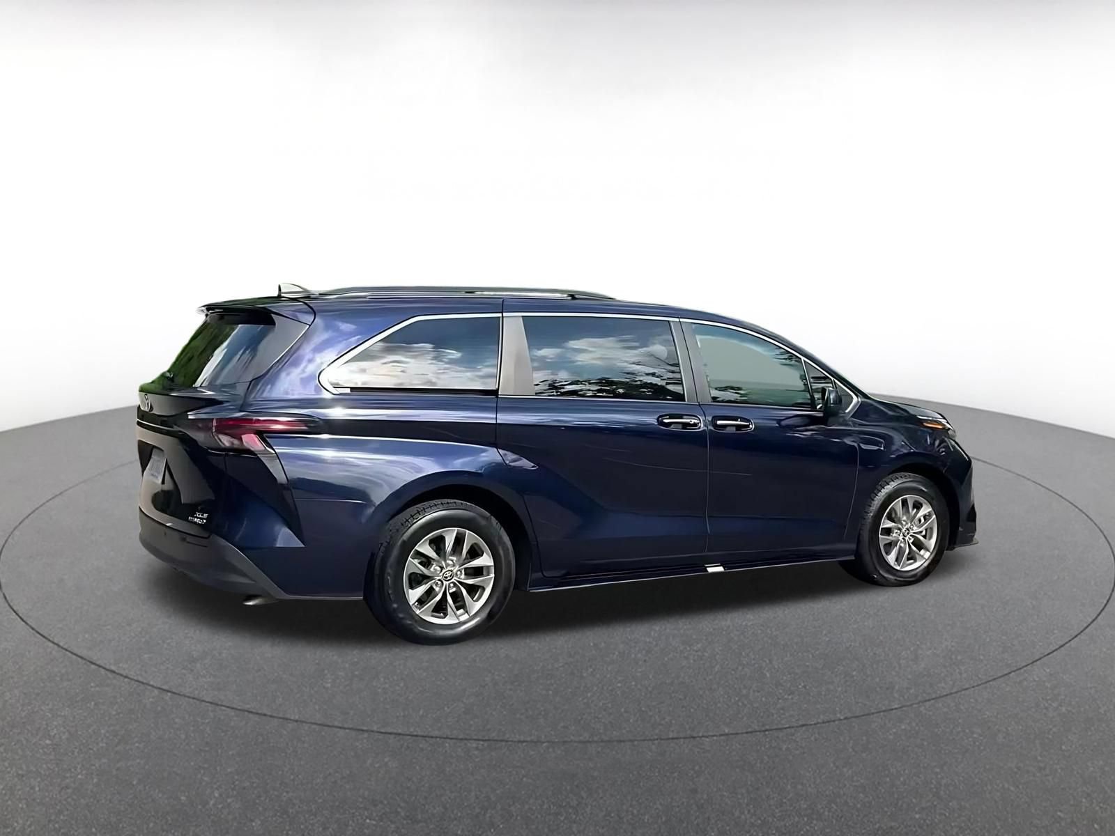 Used 2024 Toyota Sienna XLE FWD image 14
