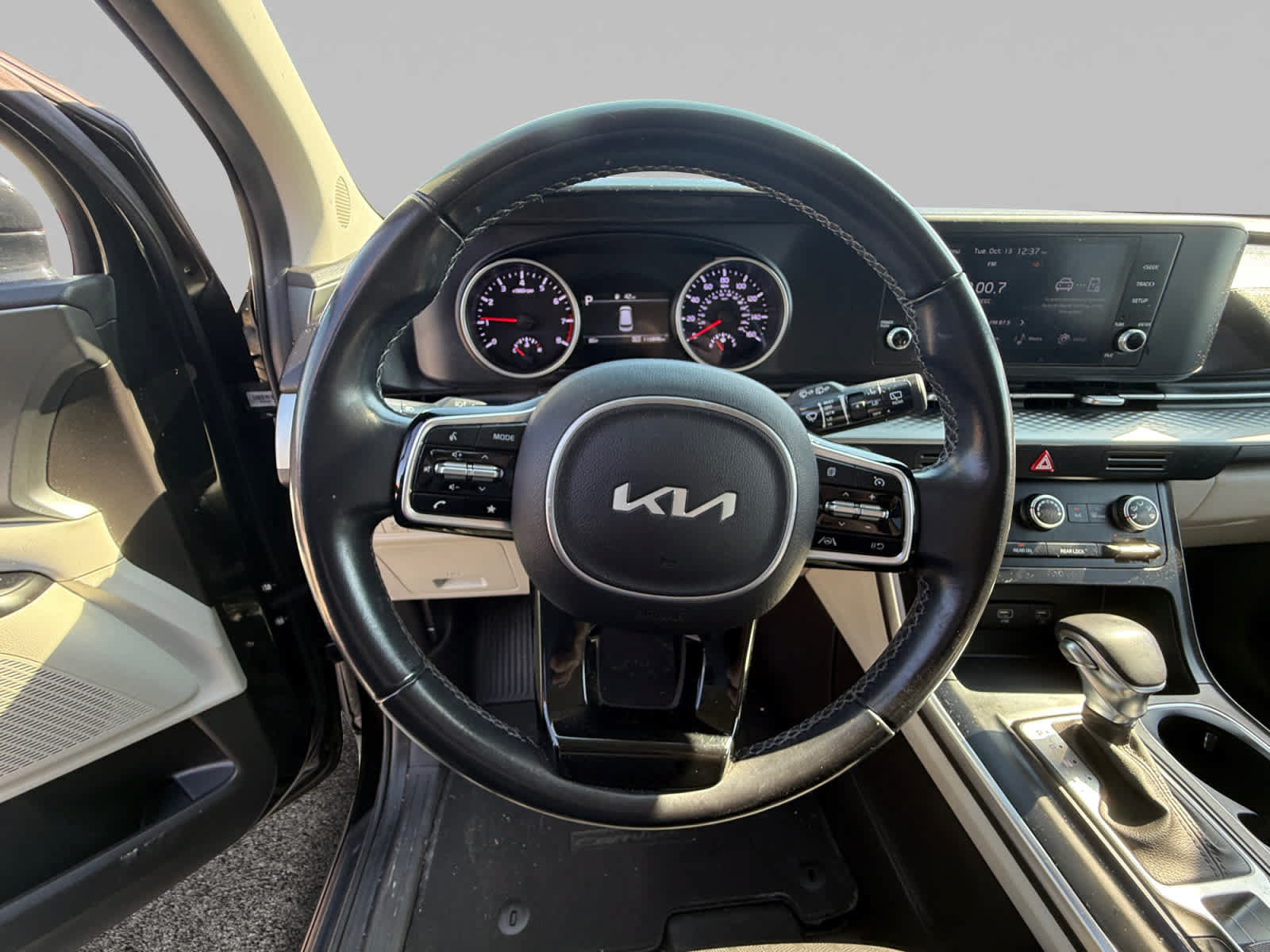 Used 2023 Kia Carnival LX FWD image 12