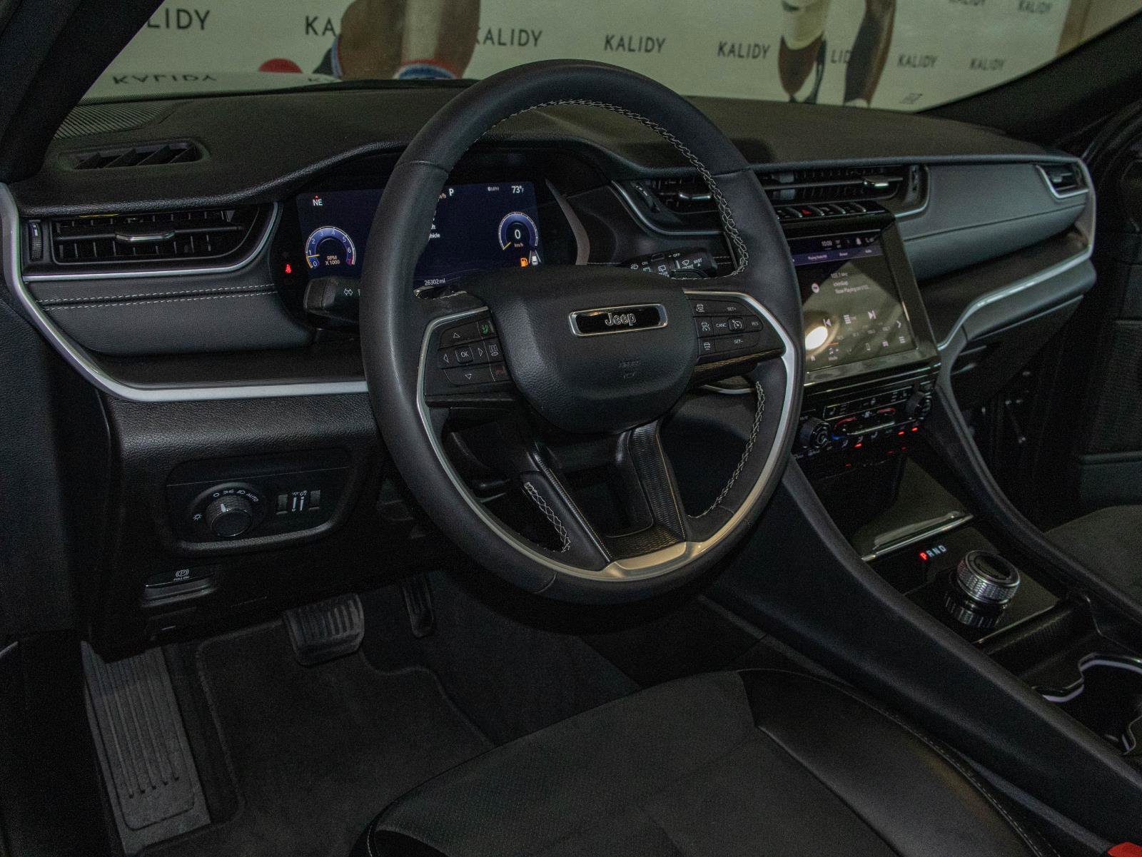 Used 2025 Jeep Grand Cherokee Altitude AWD/4WD image 5