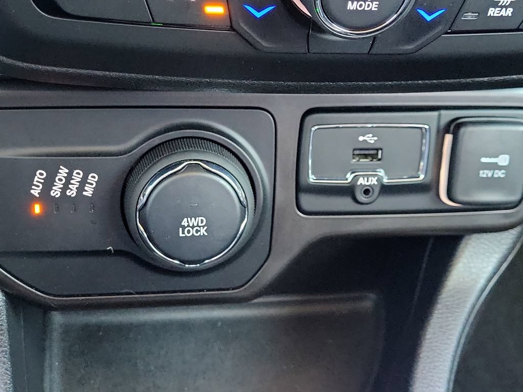Used 2019 Jeep Renegade Latitude w/ Cold Weather Group AWD/4WD image 31