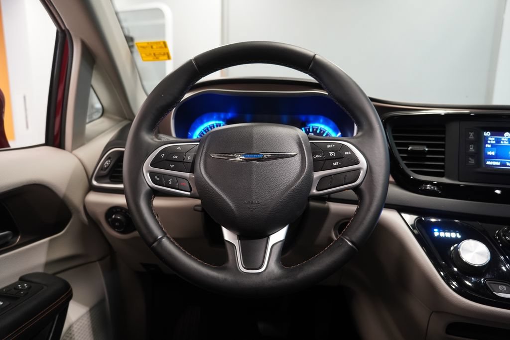 Used 2017 Chrysler Pacifica Touring-L FWD image 18