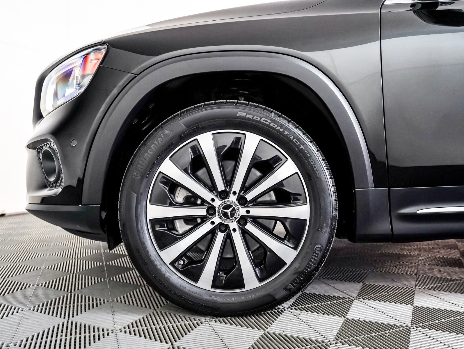 Certified 2022 Mercedes-Benz GLB 250 w/ Premium Package Lite image 6