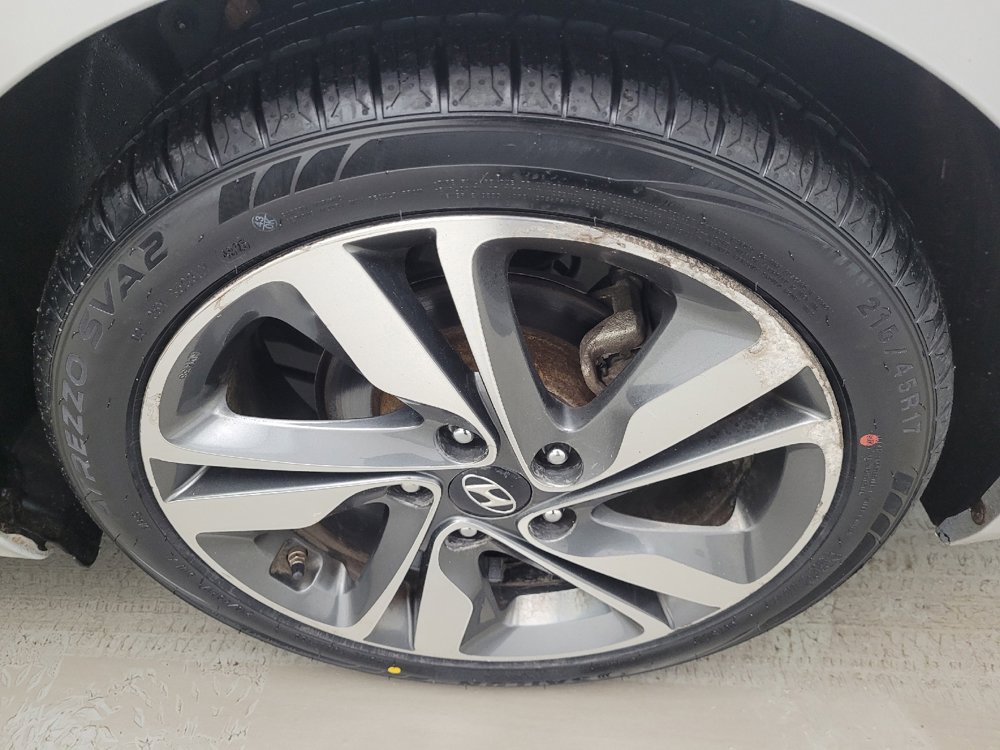 Used 2016 Hyundai Elantra Limited image 31