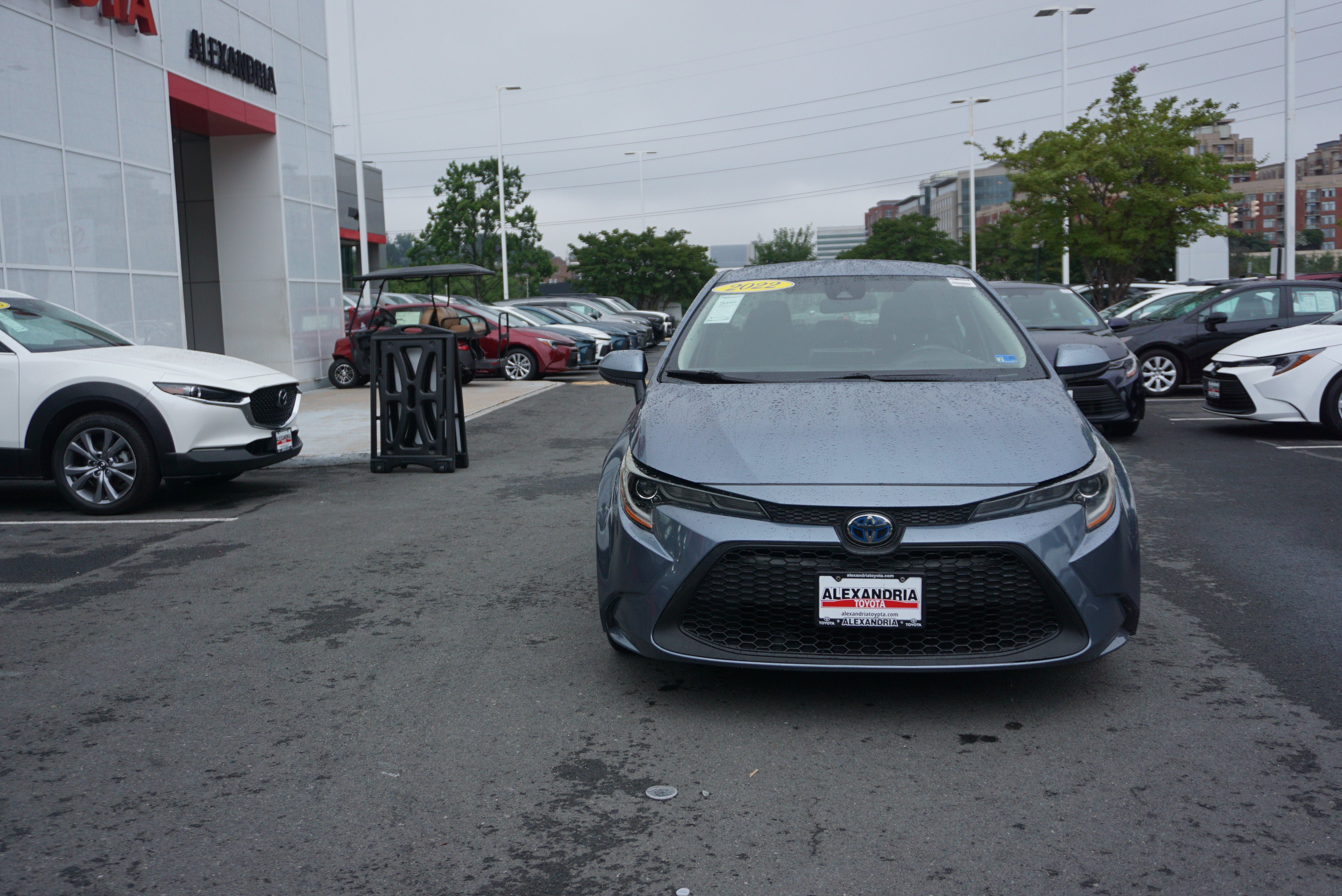 Used 2022 Toyota Corolla LE FWD image 2