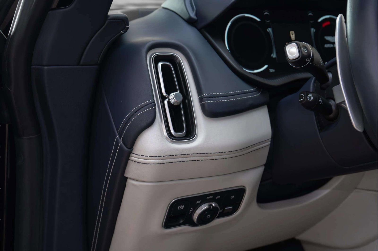 Used 2023 Aston Martin DBX AWD/4WD image 25