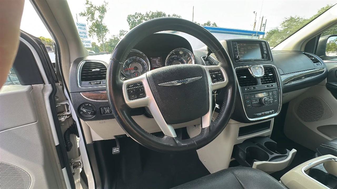 Used 2016 Chrysler Town & Country Touring FWD image 37