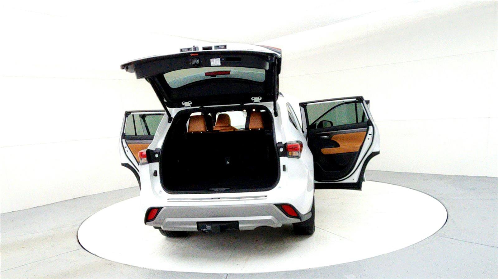 Used 2023 Toyota Highlander Platinum image 11