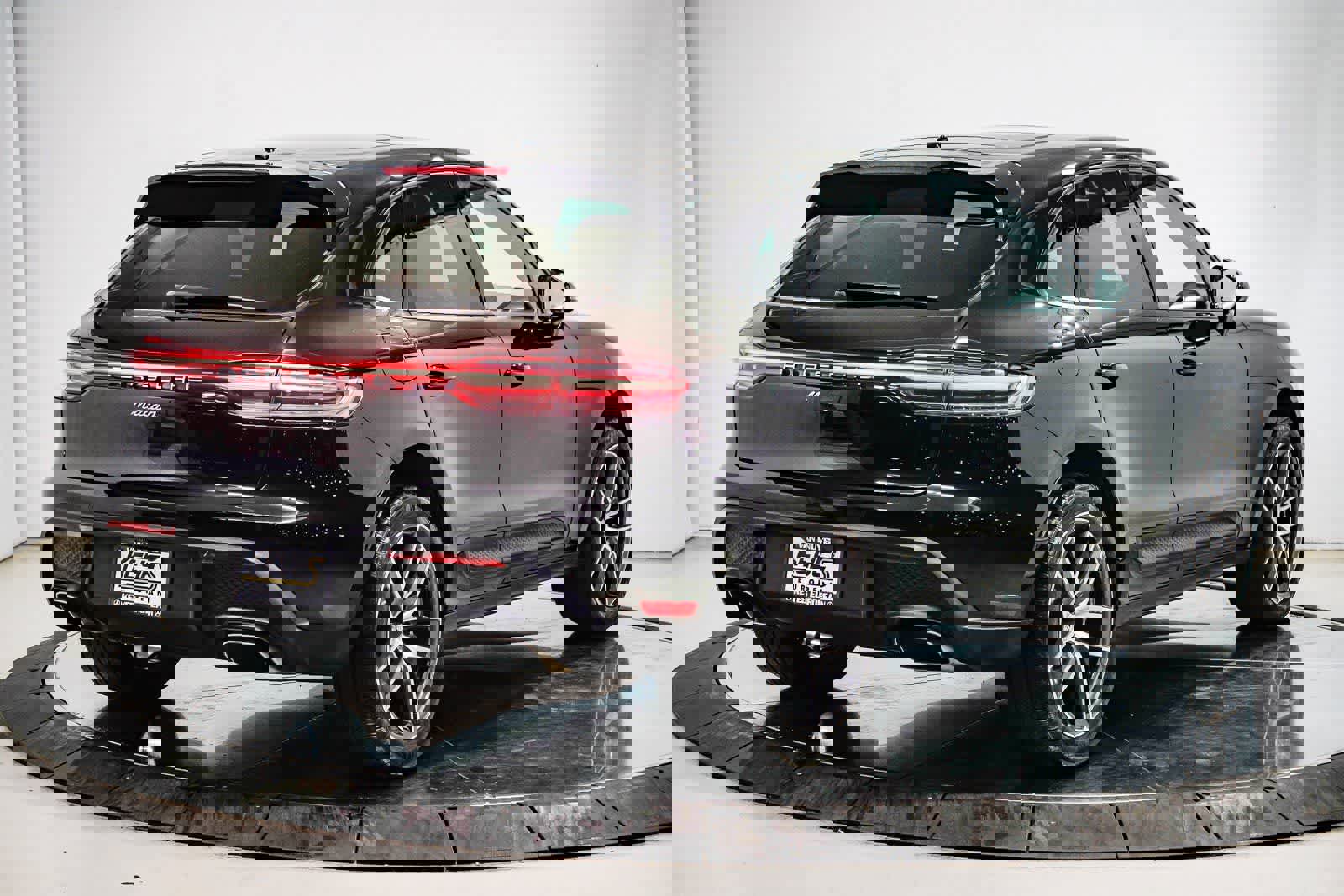 Used 2024 Porsche Macan image 4