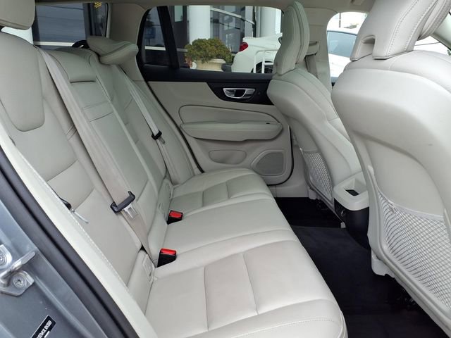 Used 2020 Volvo V60 T5 Cross Country image 25