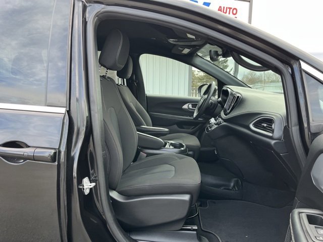 Used 2022 Chrysler Pacifica Touring image 32