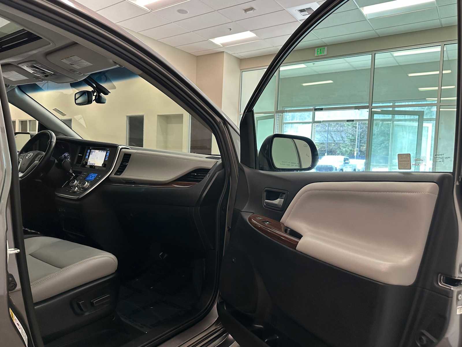 Used 2017 Toyota Sienna Limited Premium image 29
