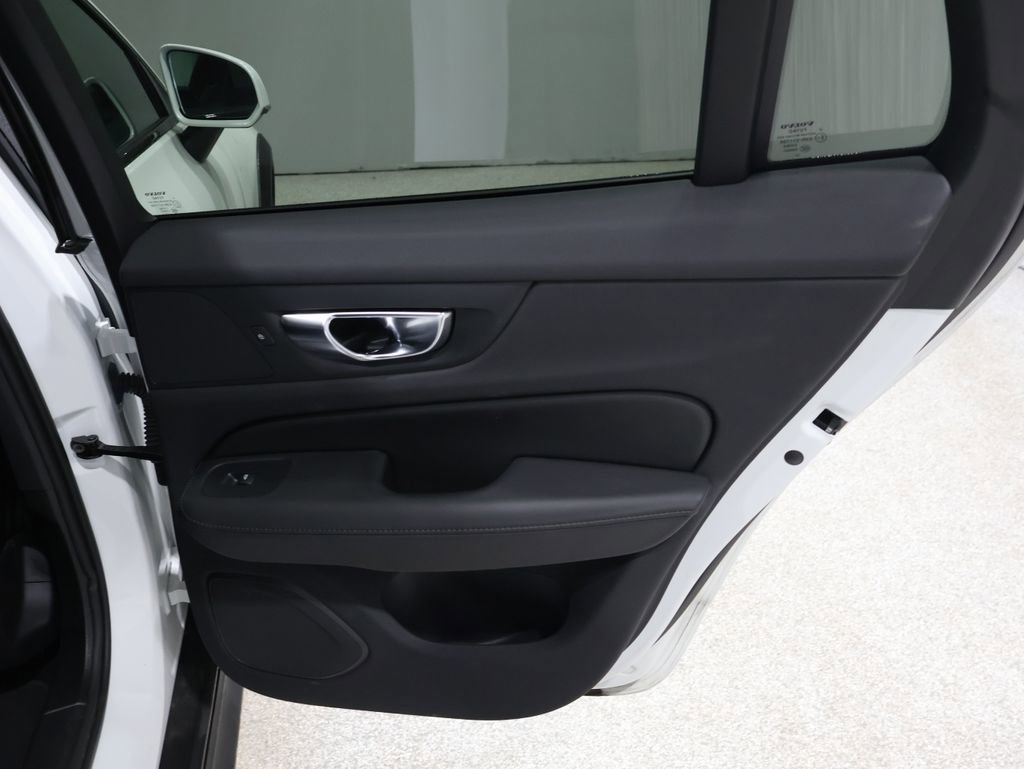 Used 2025 Volvo V60 B5 Cross Country Plus image 21