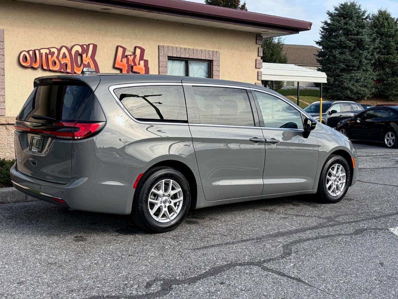 Used 2025 Chrysler Pacifica Select image 3