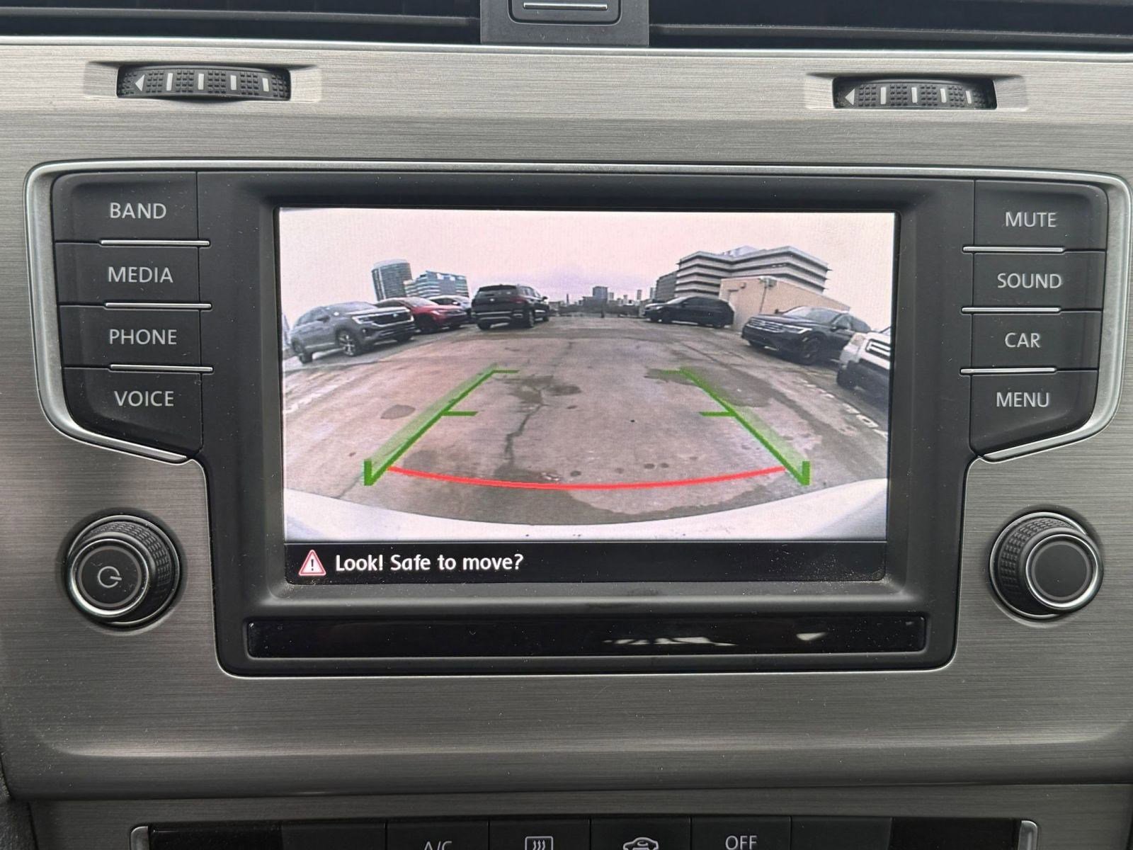 Used 2016 Volkswagen Golf S image 25