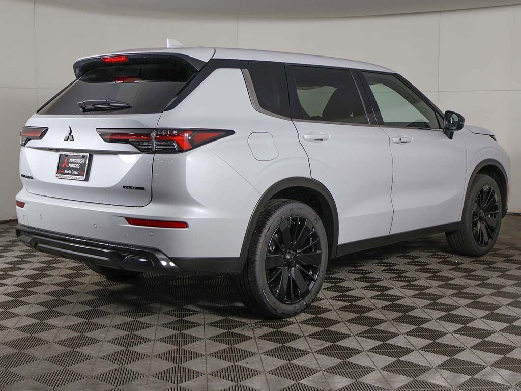 New 2026 Mitsubishi Outlander LE FWD image 10