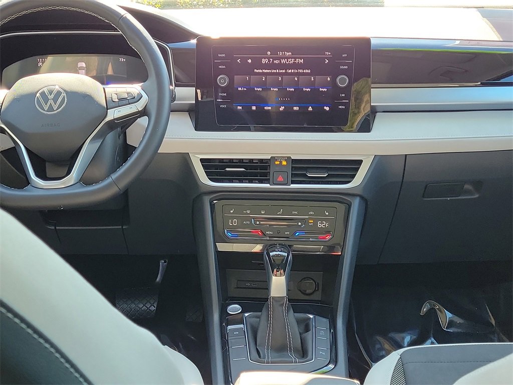 Certified 2025 Volkswagen Taos SE image 15