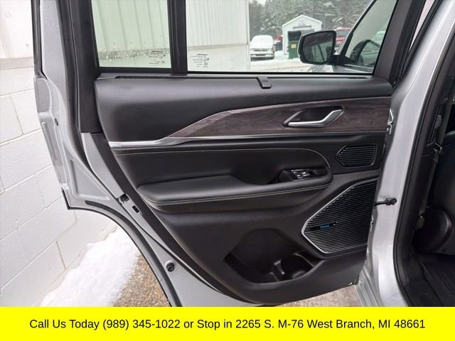 Used 2024 Jeep Grand Cherokee Overland w/ Advanced Protech Group III image 39