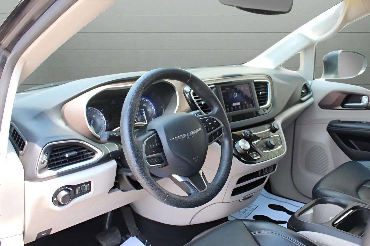 Used 2021 Chrysler Voyager Lxi image 24