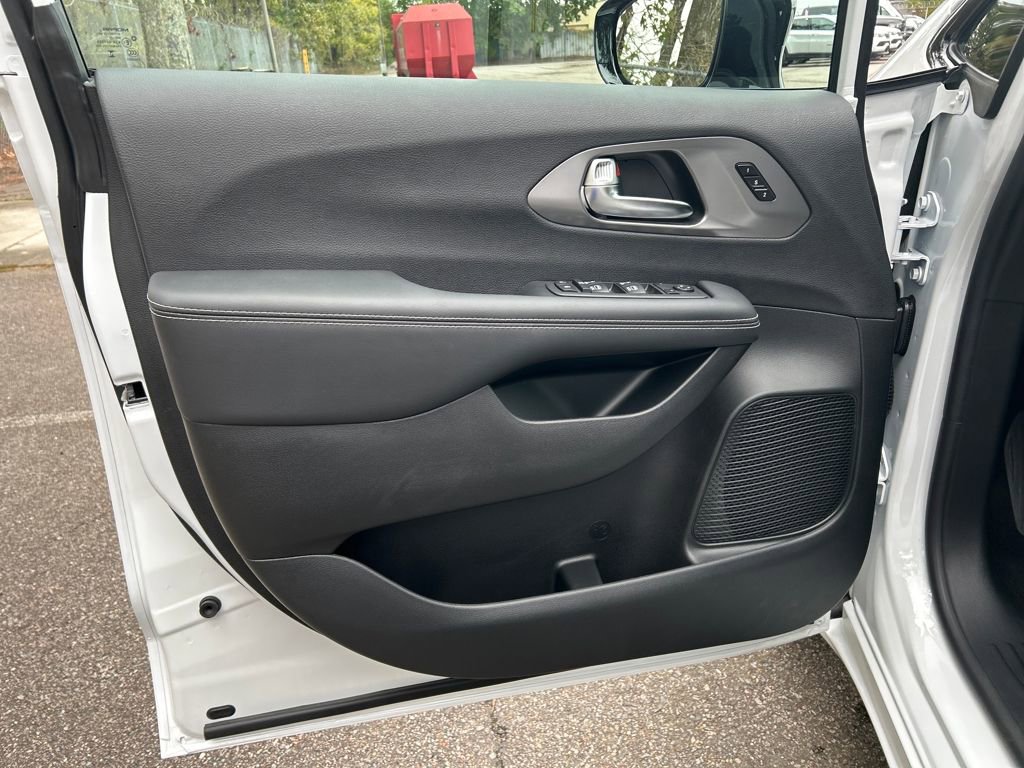 New 2026 Chrysler Pacifica Select image 11