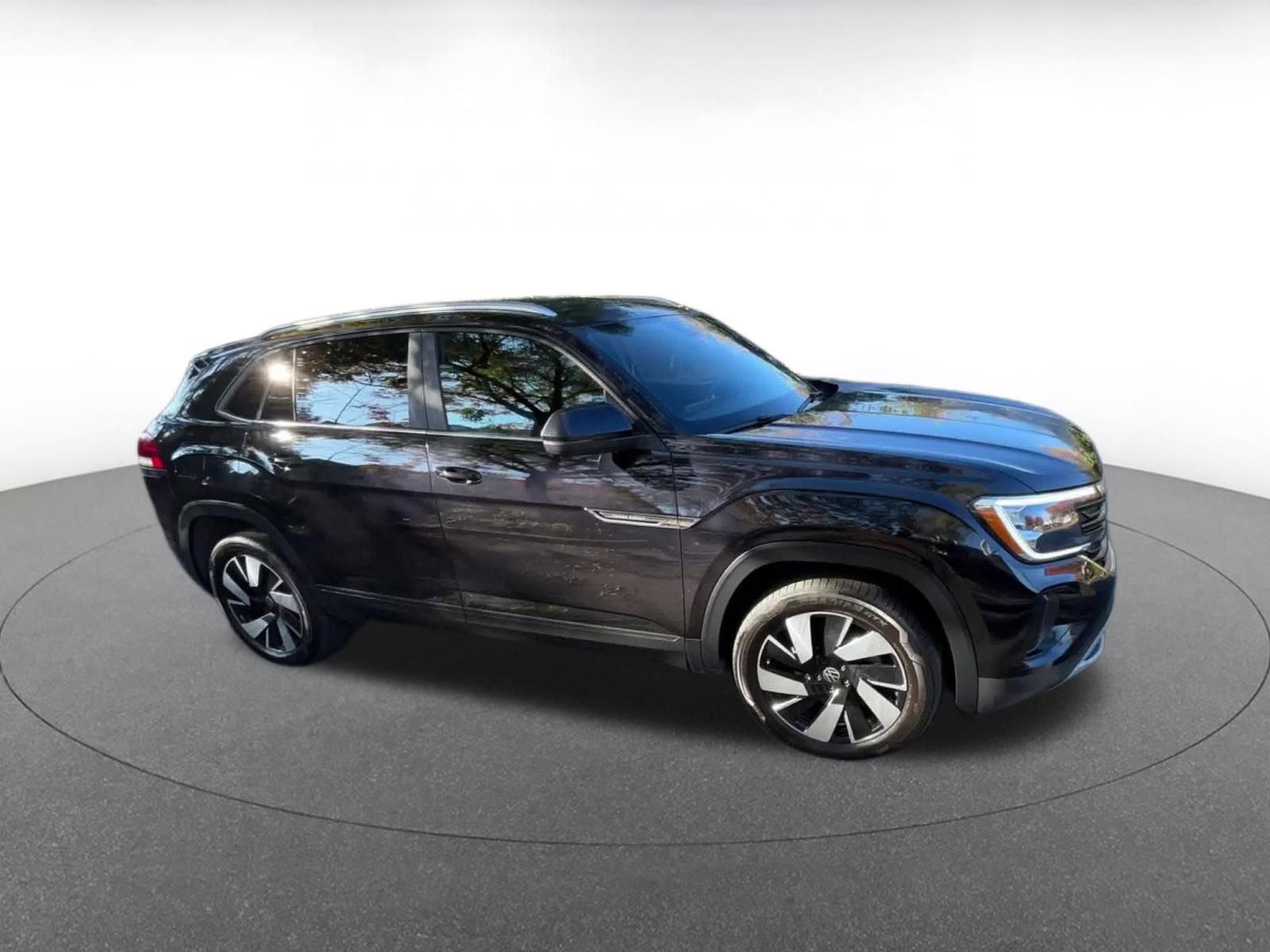 Used 2025 Volkswagen Atlas Cross Sport SE image 2