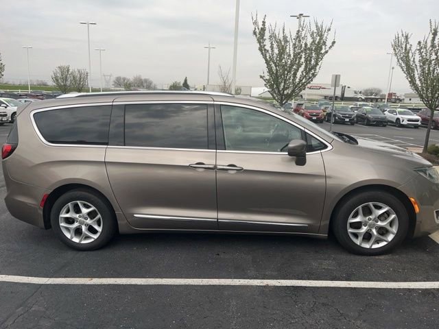 Used 2018 Chrysler Pacifica Touring-L w/ Tire & Wheel Group image 3