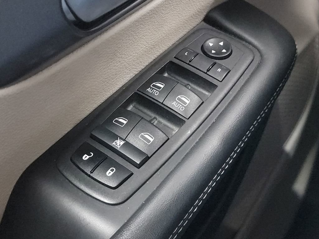 Used 2024 Chrysler Pacifica Touring-L image 22