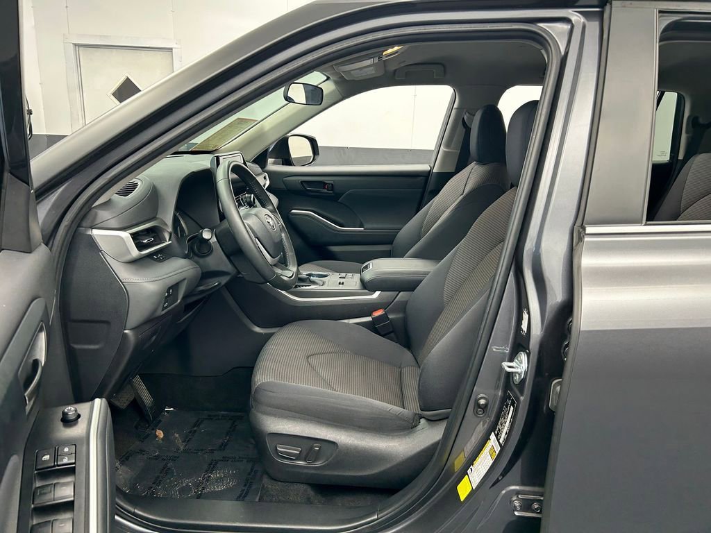 Used 2024 Toyota Highlander LE image 10