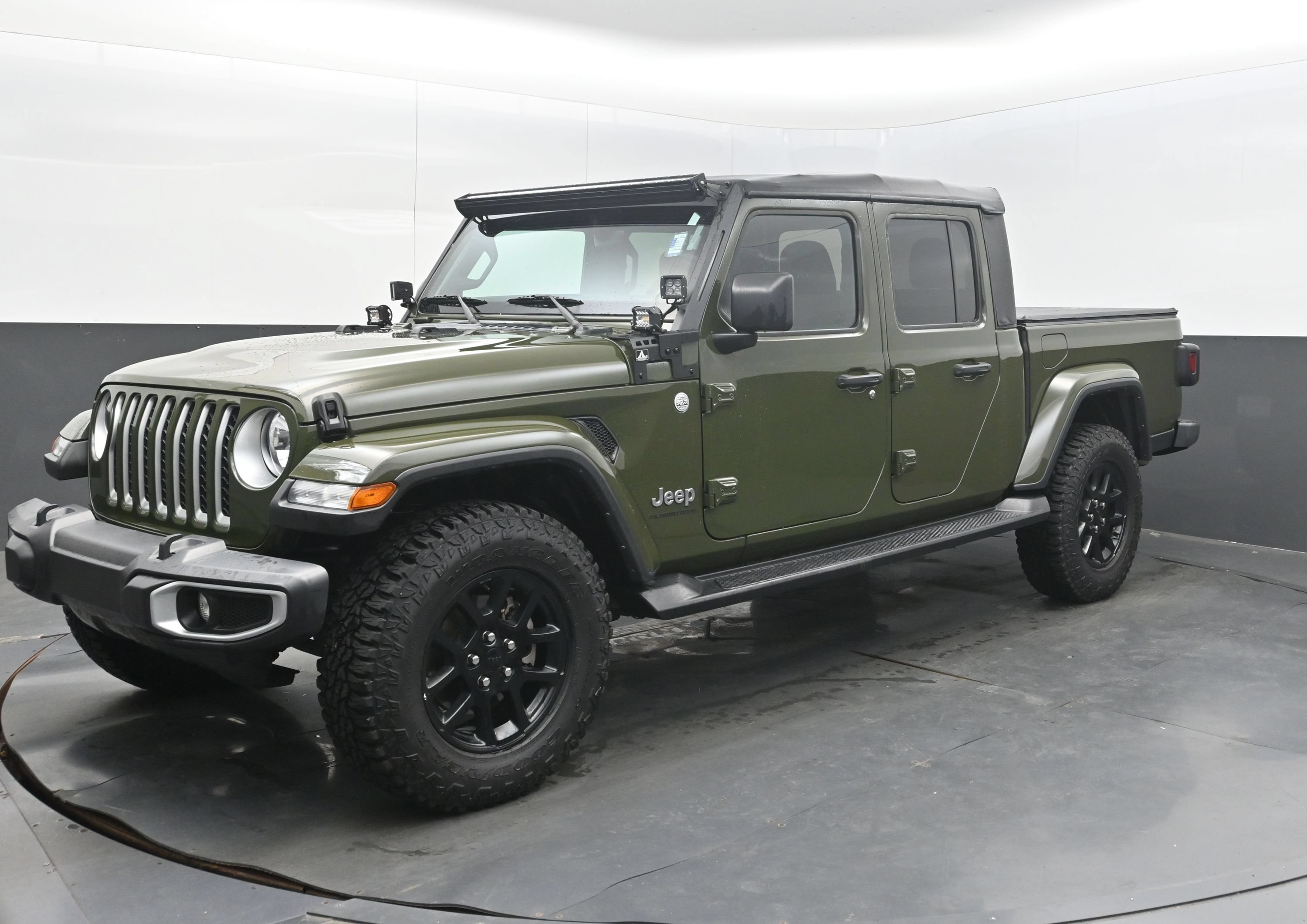 Used 2023 Jeep Gladiator Overland AWD/4WD image 4