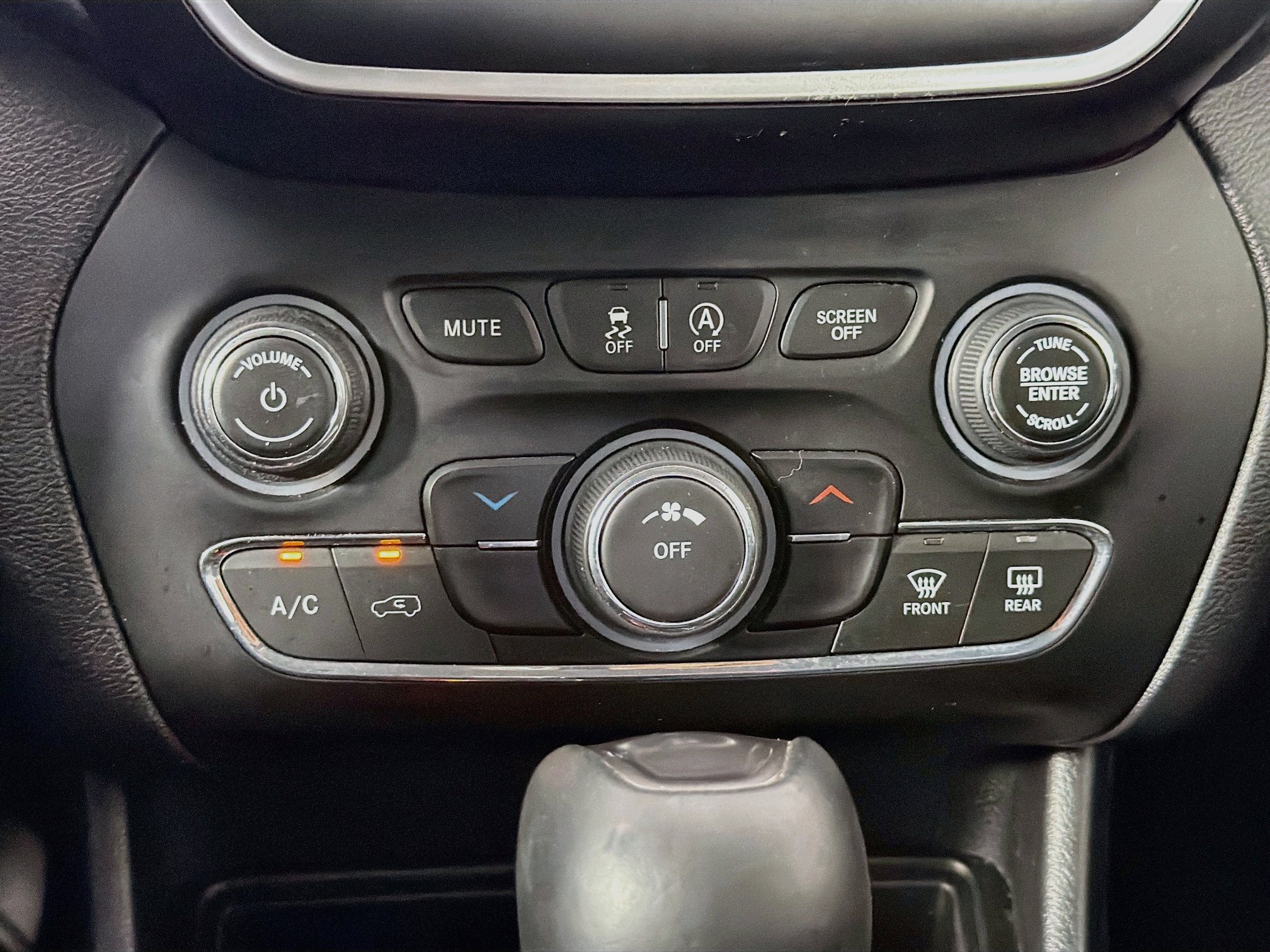 Used 2019 Jeep Cherokee Latitude Plus FWD image 23