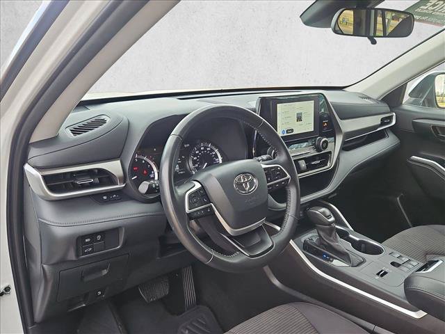 Used 2025 Toyota Highlander LE FWD image 10